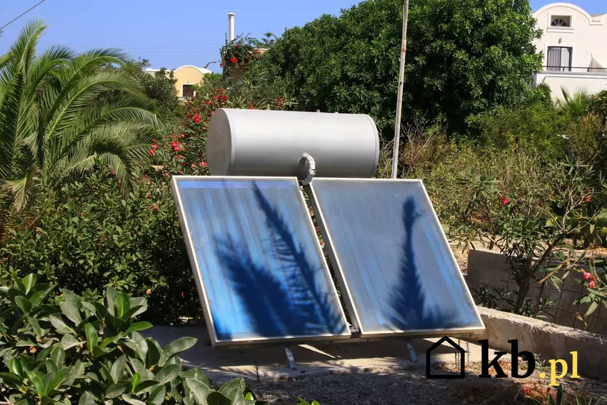 Solary przetwarzają energię słoneczna w energię cieplną solary w ogrodzie