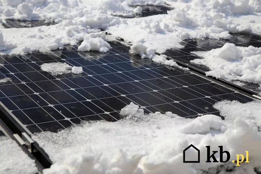 Śnieg może… pomóc fotowoltaice – jeśli nie zalega na panelach, odbija dodatkowe światło, co czasem zwiększa produkcję energii (efekt albedo) fotowoltaika zimą
