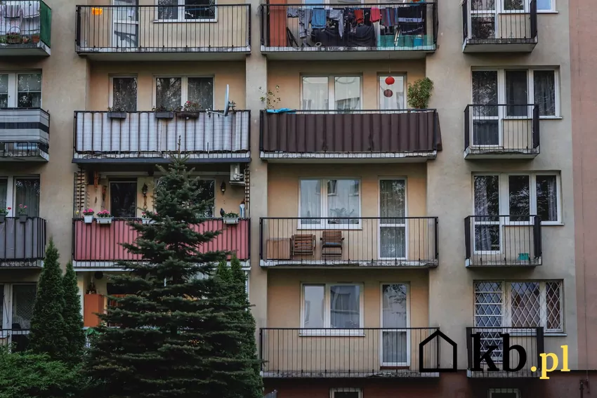 Po nietypowej interwencji pani Jolanty w bloku ponownie zapanował spokój balkony, blok z wielkiej płyty