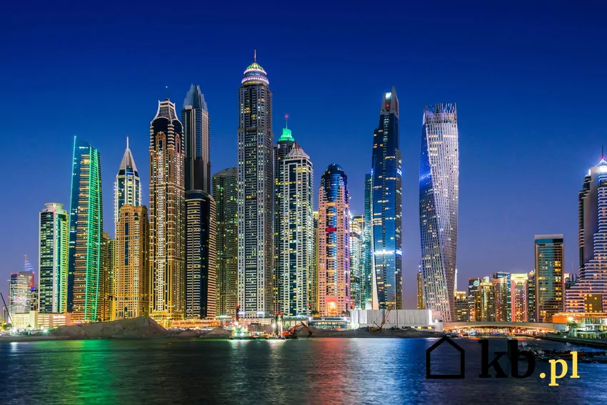 Rozbudowa nowego lotniska w Dubaju ma być bardzo imponująca Widok na nowoczesne budynki w Dubaju