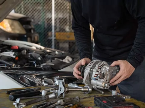 Uszkodzony alternator w samochodzie