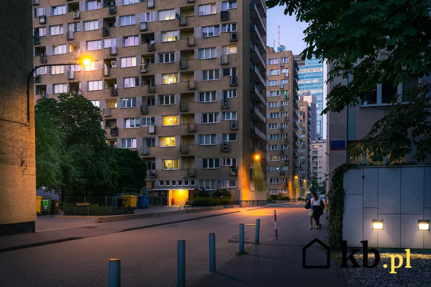 Mieszkania w blokach z wielkiej płyty bywają stosunkowo tanie osiedle wieczorem