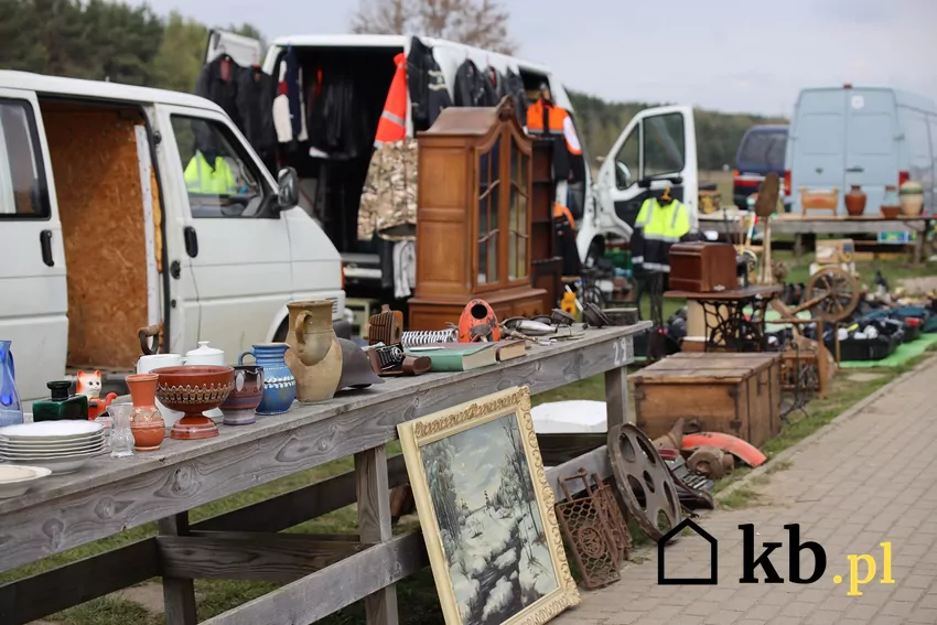 Moda na styl vintage nie przemija - ludzie chętnie kupują złom z duszą targ staroci