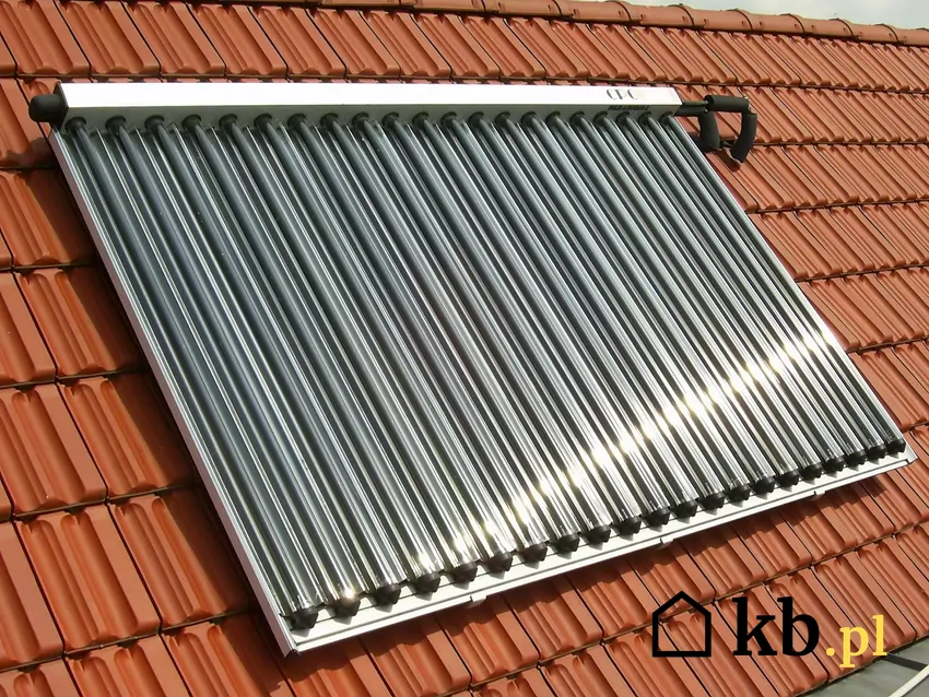 Kolektory słoneczne na dachu domu – darmowe ciepło z energii słońca Kolektor solarny to nie panel fotowoltaiczny