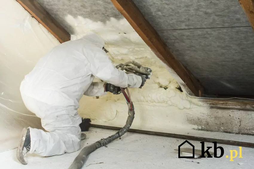 Pianka PUR to skuteczny materiał termoizolacyjny, który dzięki swojej strukturze tworzy szczelną barierę Ocieplenie pianką PUR