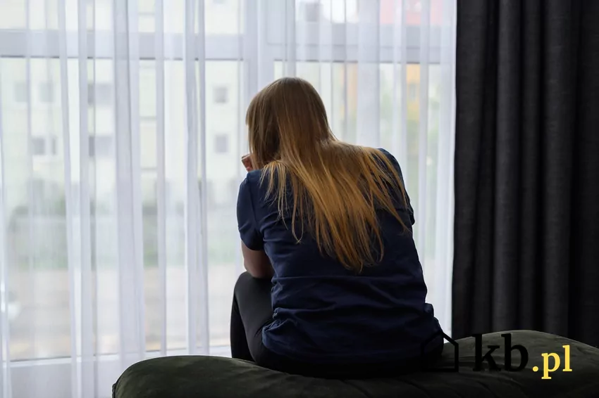 Po przeprowadzce na zamknięte osiedle pani Katarzynie zaczęła doskwierać samotność smutna kobieta patrzy przez okno