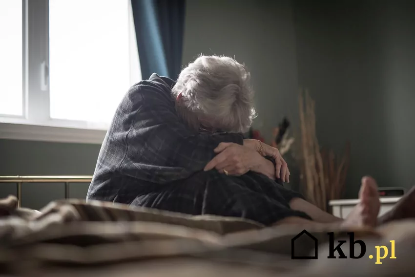 smuta seniorka w mieszkaniu