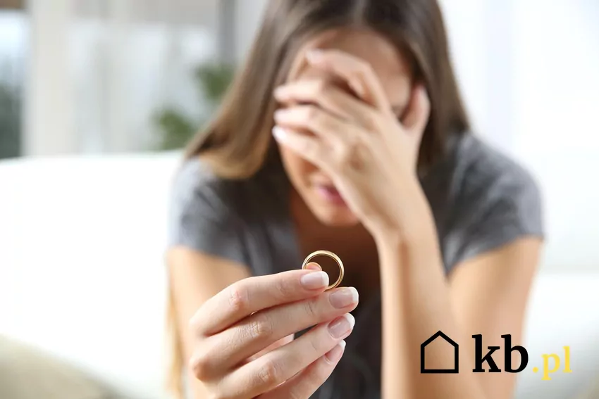 Przemęczenie psychiczne oraz wyczerpanie fizyczne mogą prowadzić do konfliktów między partnerami Smutna kobieta trzyma w dłoni obrączkę