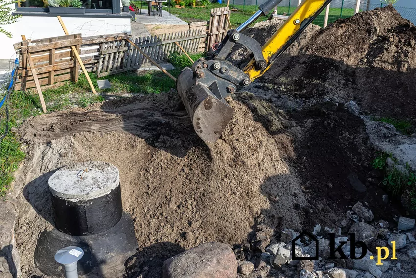 W przypadku szamba powyżej 10 m3 konieczne jest uzyskanie pozwolenia na budowę Budowa szamba na działce