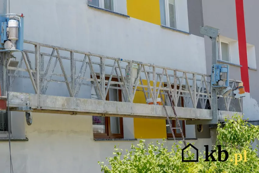 Celem jest modernizacja około 250 budynków szkolnych i przedszkolnych do końca 2026 roku Remont elewacji budynku użyteczności publicznej