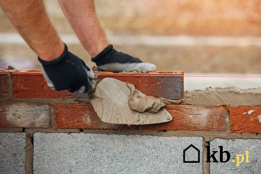 Jakie są braku dylatacji między ścianą a fundamentem? murowanie ściany