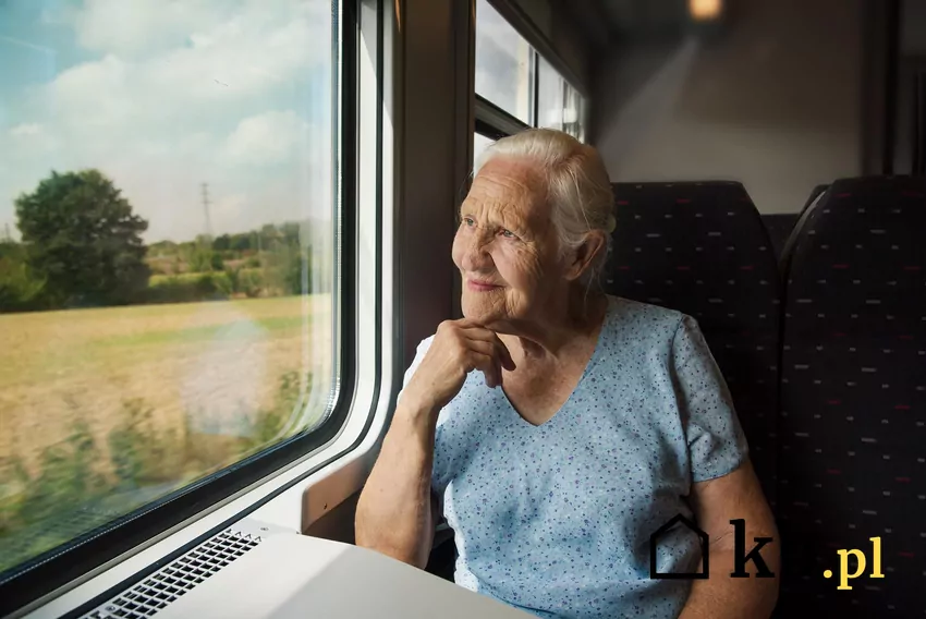 Seniorzy w Polsce mogą często liczyć na znaczne ulgi w transporcie publicznym Starsza kobieta w pociągu