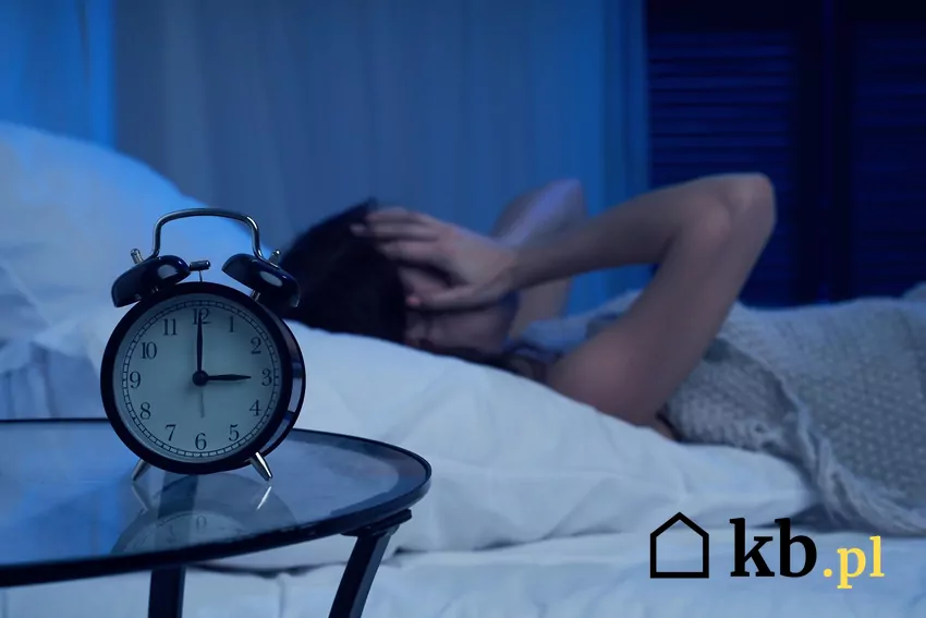 Z powodu hałasu aż 6,5 miliona osób ma problemy z przewlekłymi, poważnymi zakłóceniami snu Kobieta nie śpi w nocy, obok niej zegarek