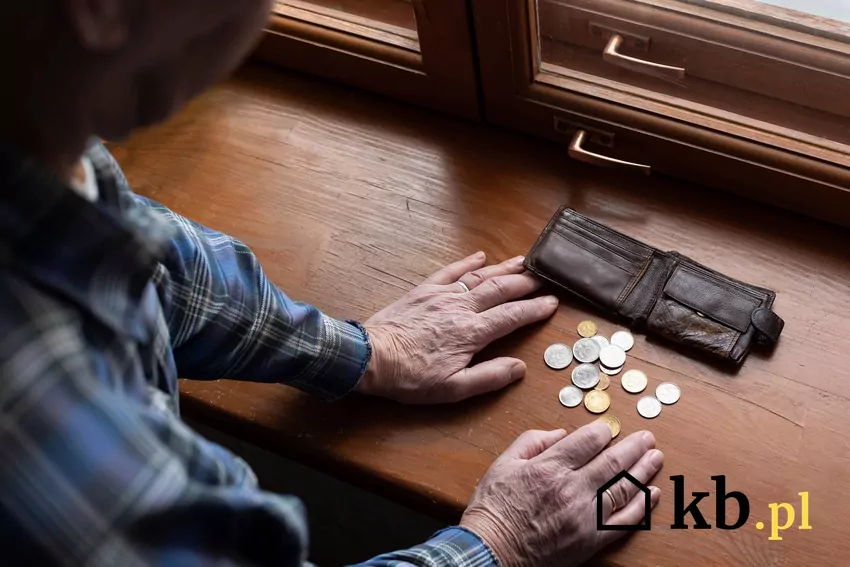 Komornik zajął część emerytury pana Ryszarda, co uniemożliwiło mu ewentualną przeprowadzkę do mieszkania na wynajem starszy mężczyzna, pieniądze, portfel