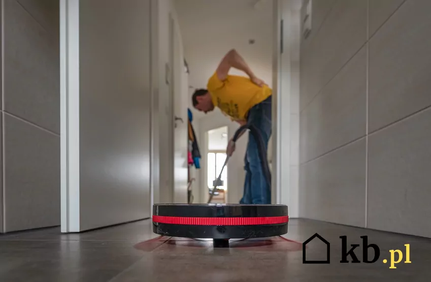 Robot sprzątający okazał się nietrafioną inwestycją – Bartek i tak musiał sam myć podłogi robót sprzątający, mężczyzna myjący podłogę