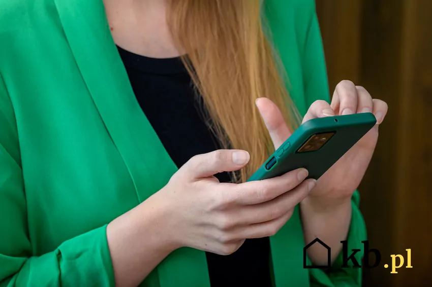 Unikaj dużych, jednorazowych kwot bez wyjaśnienia – przelewy powyżej 10 000 zł mogą zainteresować urząd skarbowy Kobieta z telefonem