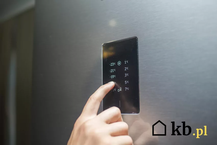 Ekran dotykowy w lodówkach to nie tylko panel sterujący – można na nim zapisać notatkę, sprawdzić pogodę, a nawet odtworzyć przepis z YouTube’a podczas gotowania smart