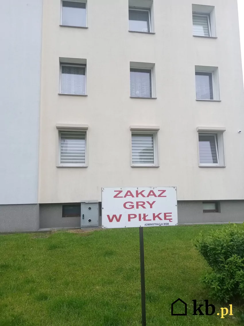 Zakaz gry w piłkę nikogo nie interesuje. Nawet rodzice grają z dziećmi. Września