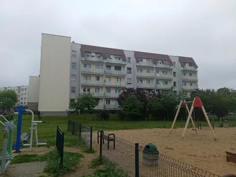Dzieci hałasujące pod blokami
