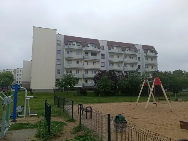 Dzieci hałasujące pod blokami