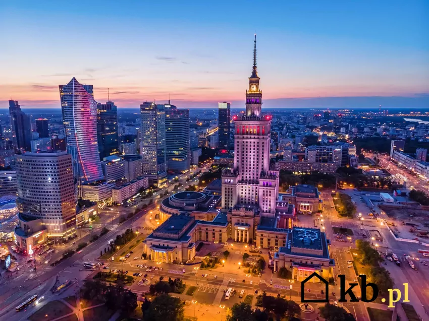 Warszawskie biurowce powoli zyskują dodatkowe przeznaczenie panorama Warszawy nocą