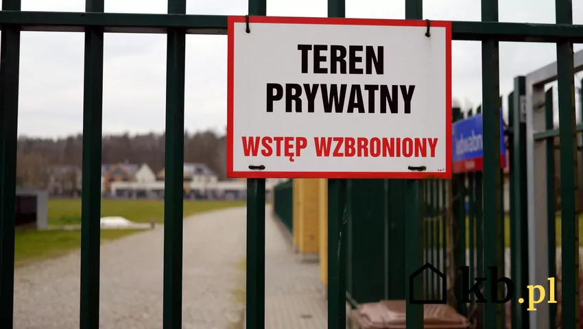 Deweloperzy chętnie promują zamknięte osiedla jako produkt premium. Czy taki jest faktycznie? tabliczka teren prywatny