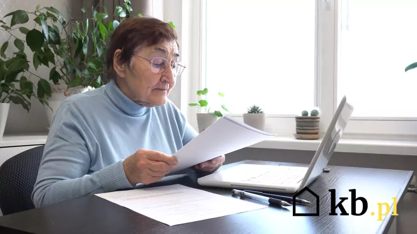 Wniosek EPD-21 można złożyć przez internet, osobiście w placówce ZUS lub wysłać go pocztą seniorka przygotowuje dokumenty