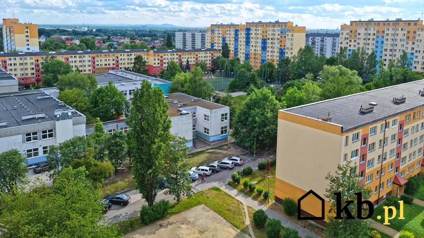 W PRL-u planując nowe osiedle, zakładano, że szkoła podstawowa ma znajdować się maksymalnie 500 metrów od mieszkania dziecka wielka płyta