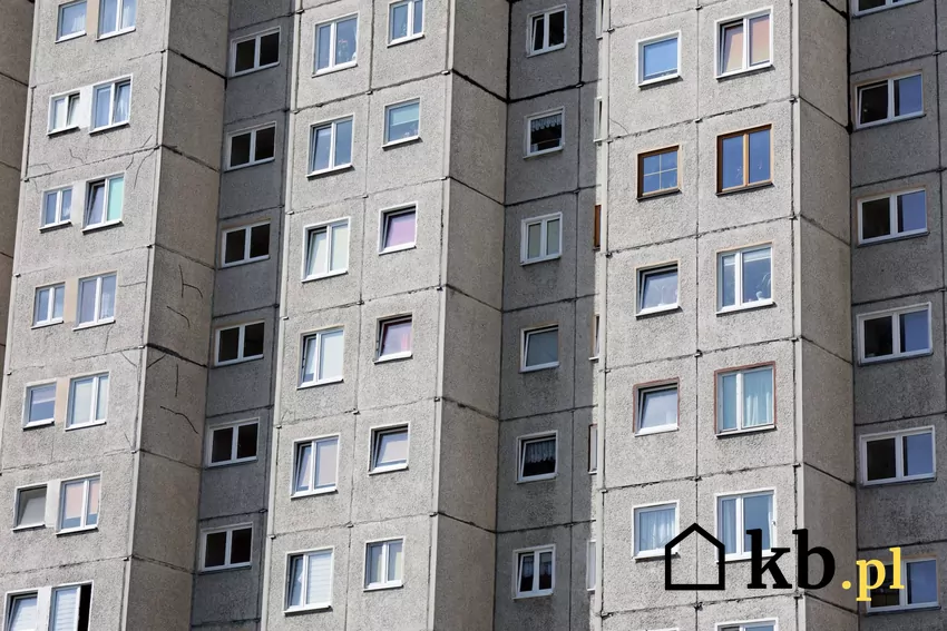 Blok z wielkiej płyty wymagał natychmiastowych prac naprawczych stary blok z wielkiej płyty