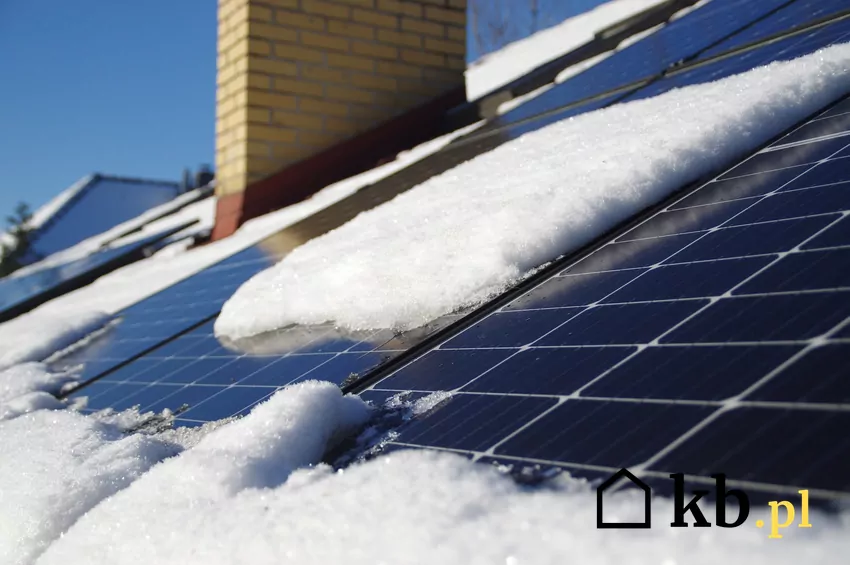Zimą fotowoltaika produkuje mniej energii elektrycznej niż latem zima, panele fotowoltaiczne na dachu