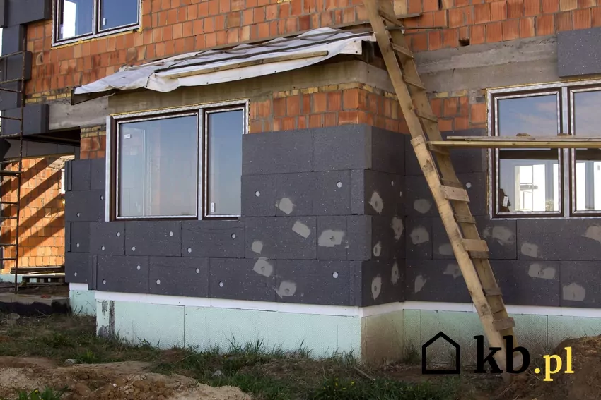 Styropian grafitowy jest odporny na wilgoć, ale nie należy wystawić go na działanie promieni słonecznych ocieplanie domu styropianem grafitowym
