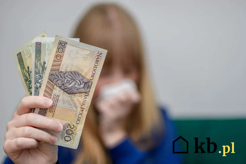 Egzekucja komornicza generuje dodatkowe koszty dla dłużnika Kobieta trzymająca banknoty w wyciągniętej dłoni