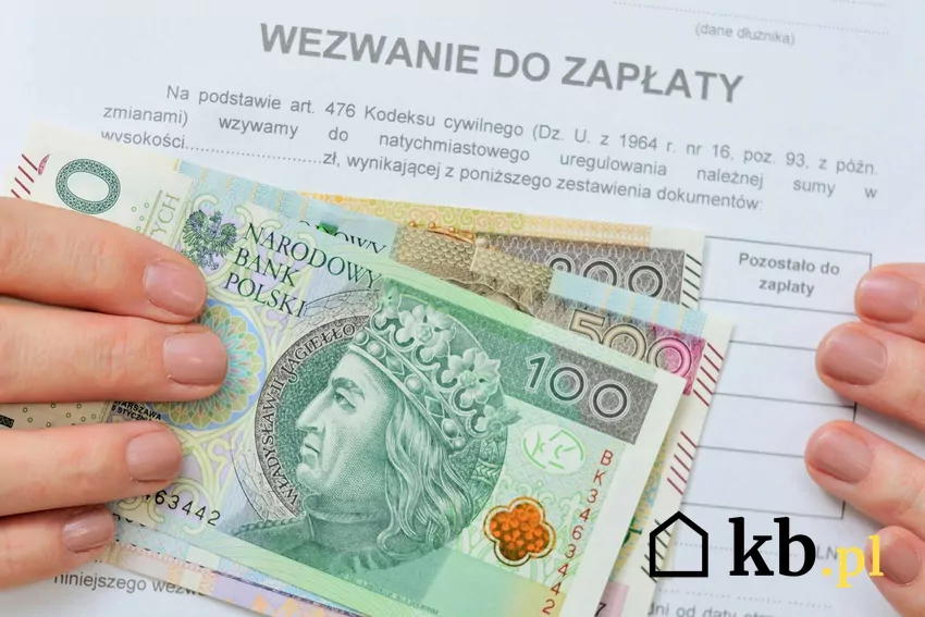 Komornik może wejść do domu pod nie obecność, a nawet bez zgody dłużnika Dokument z wezwaniem do zapłaty, na którym leżą banknoty