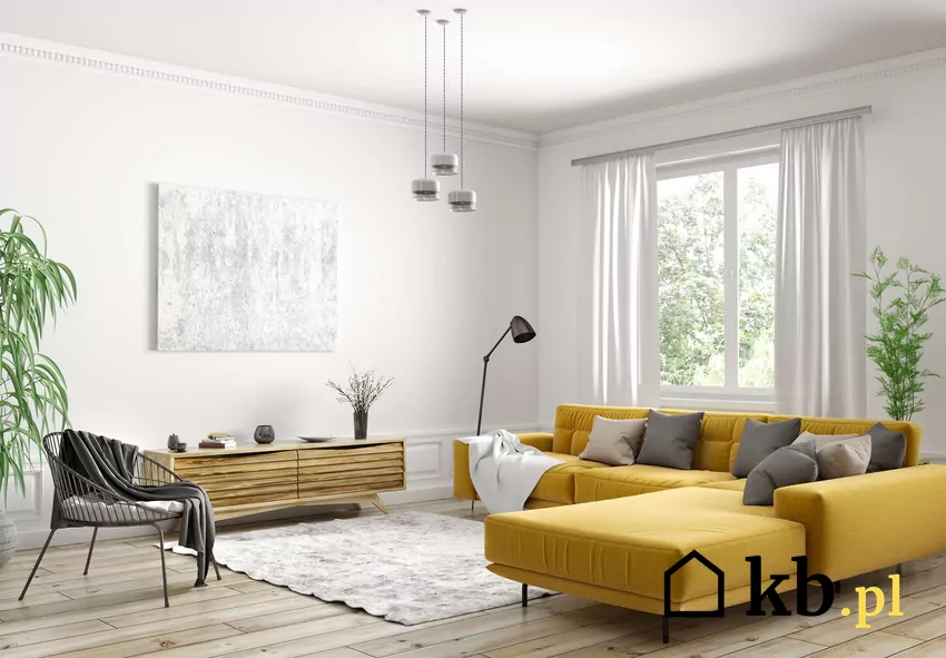 Sufitówka daje większe możliwości aranżacji pomieszczeń Nowoczesny salon z jasnymi ścianami i musztardową sofą