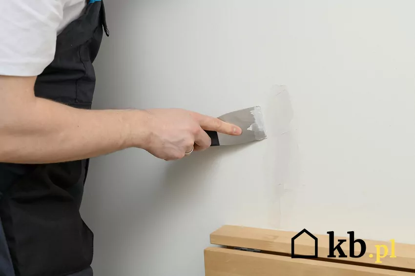 Dziura w ścianie kryła pamiątkę sprzed kilkudziesięciu lat szpachlowanie ściany