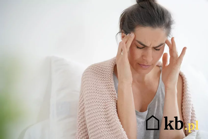 Popularne jest przekonanie, że ogrzewanie sufitowe powoduje ból głowy Kobieta trzyma się za skronie