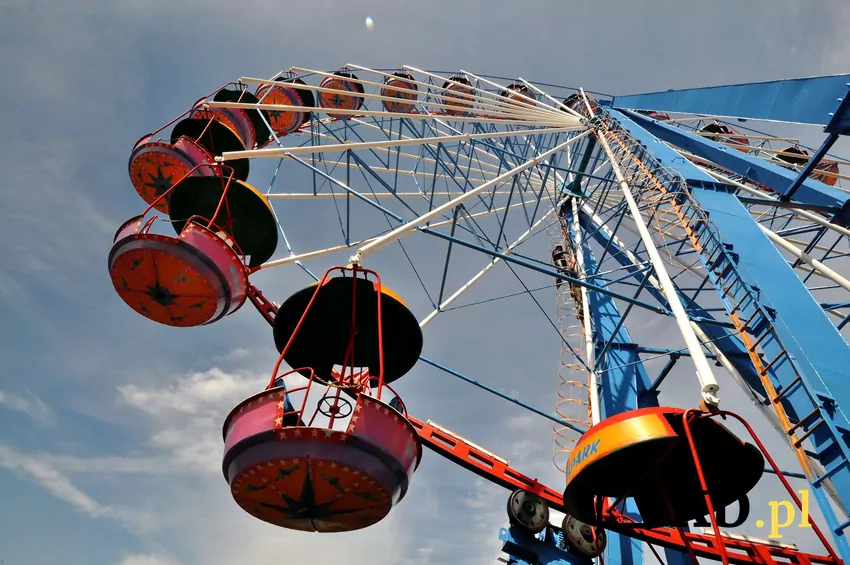 Park rozrywki Hossoland nie otworzył się na czas, ale już dziś oferuje bilety przedsprzedażowe Widok na duży diabelski młyn