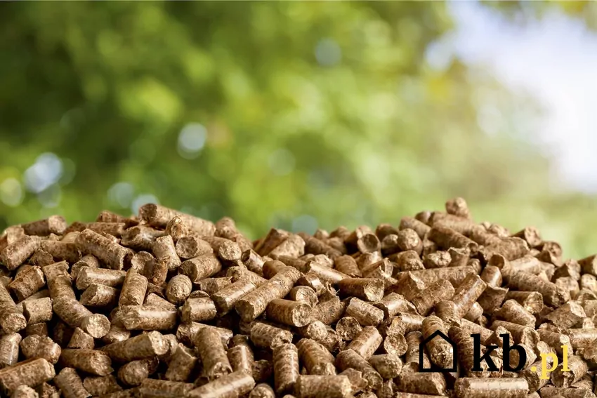 Pellet drzewny to bezpieczne i ekologiczne paliwo pellet drzewny na tle zieleni