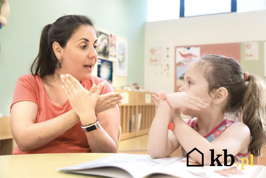 Świadczenie przysługuje także pedagogom z poradni psychologiczno-pedagogicznych, młodzieżowych ośrodków wychowawczych, a nawet centrów kształcenia ustawicznego - jeśli spełniają odpowiednie warunki pedagog
