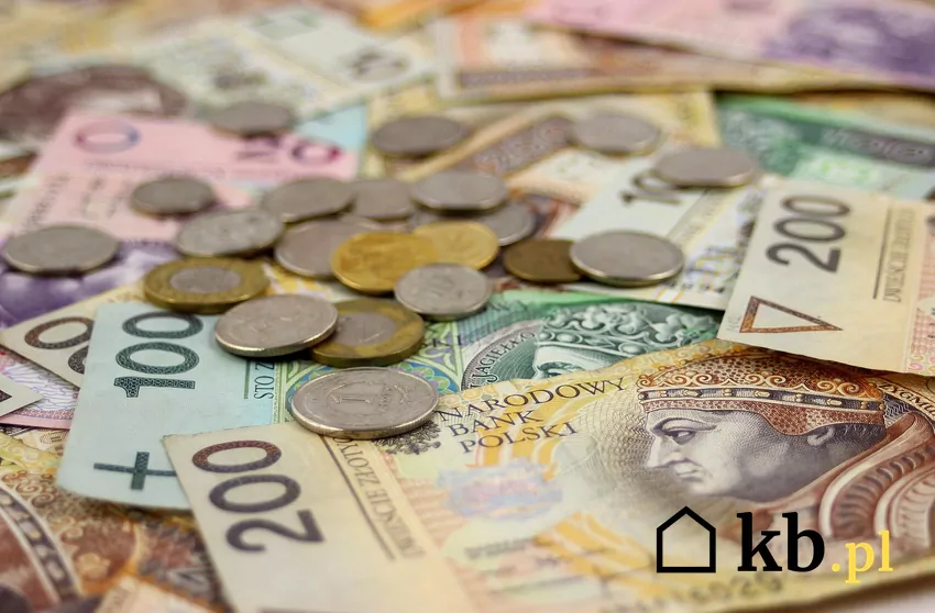 Nowe dziesięciozłotówki i złota moneta 500 zł od NBP w obiegu pieniądze
