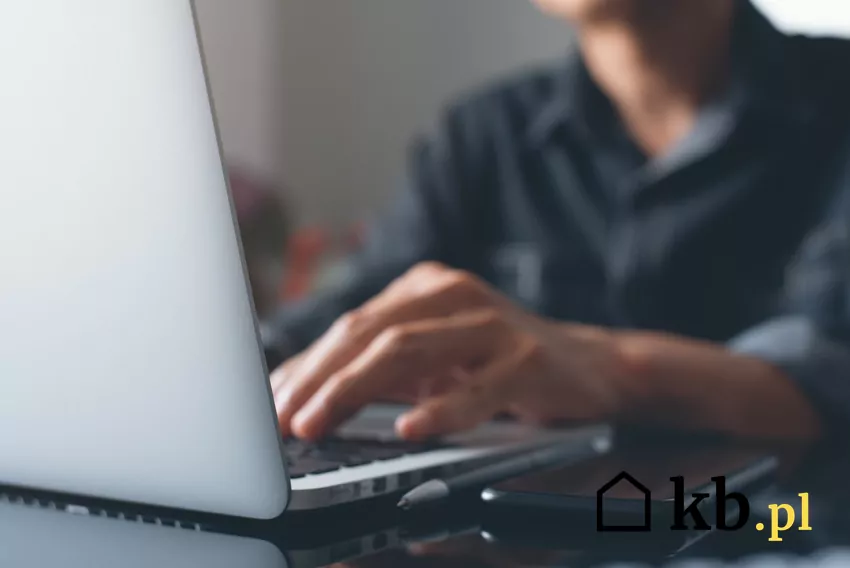 Osoby dokonujące zakupów przez internet muszą pamiętać o podatku PCC mężczyzna korzysta z laptopa