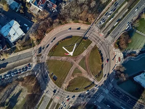 Wypadki na rondzie w Warszawie