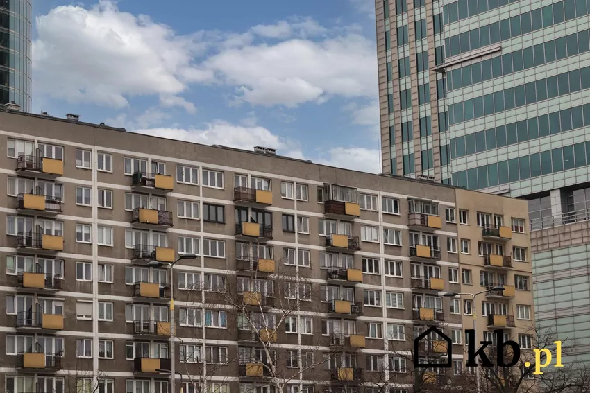 Za symboliczny początek epoki wielkiej płyty uznaje się rok 1960 Blok na tle wieżowca