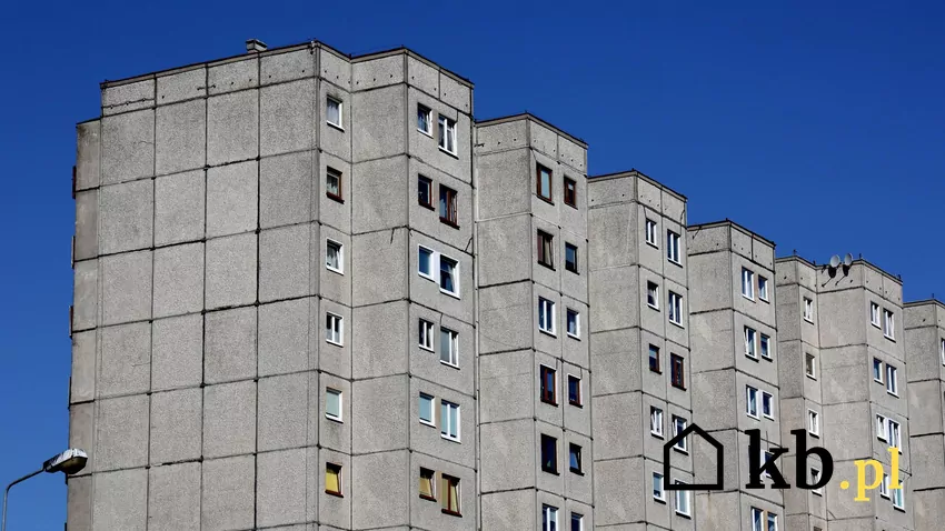 Blok z wielkiej płyty na tle nieba