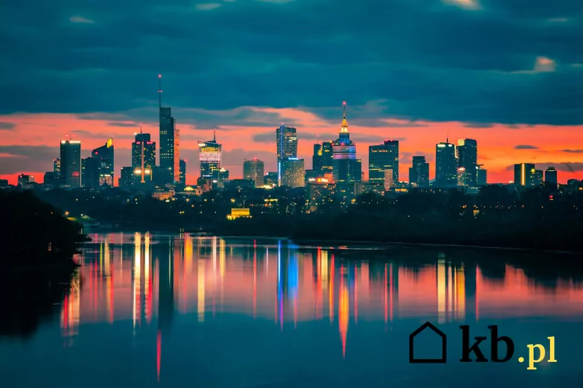 Warszawa niezmiennie od lat przyciąga wielu inwestorów planujących ambitne projekty wieżowców, które mogłyby zmienić jej panoramę Panorama Warszawy podczas zachodu słońca