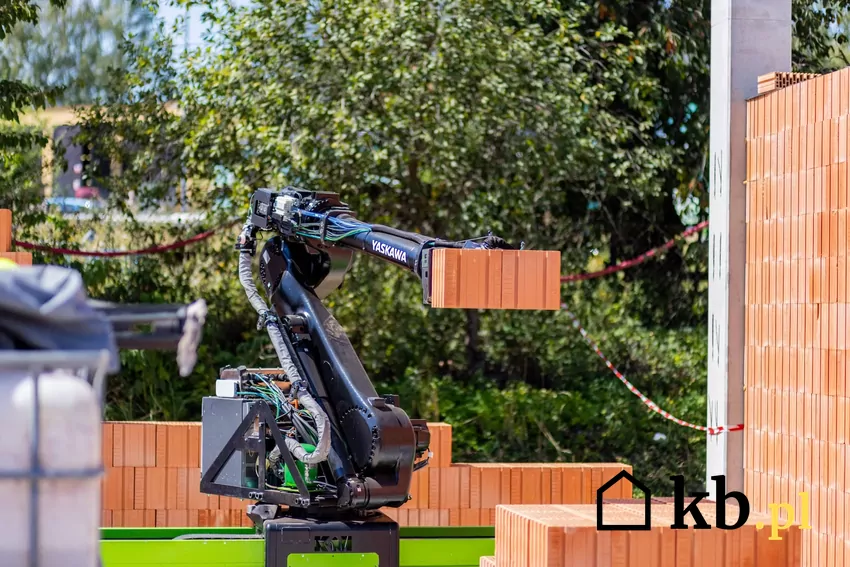 Robot murujący przyspieszy prace na placu budowy nowoczesny robot murujący
