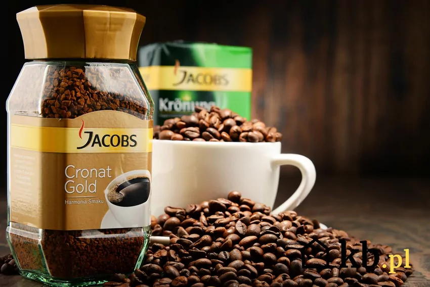Kawa Jacobs w opakowaniu i ziarna kawy w filżance