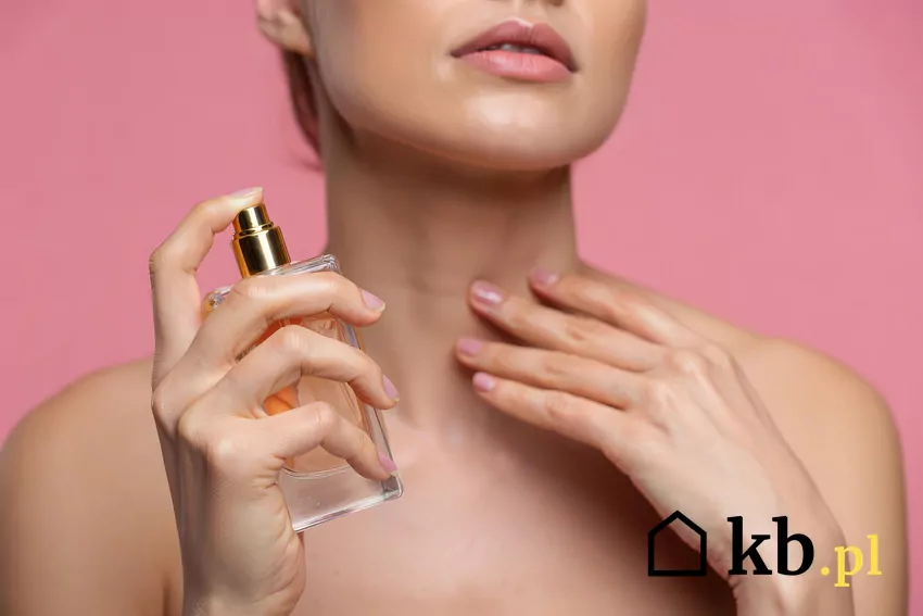 To doskonały zapach dla kobiet Kobieta używa perfum