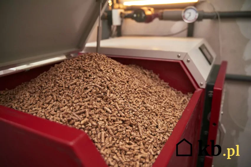 Wielu Polaków pali w piecach pelletem z recyklingu pellet drzewny w piecu