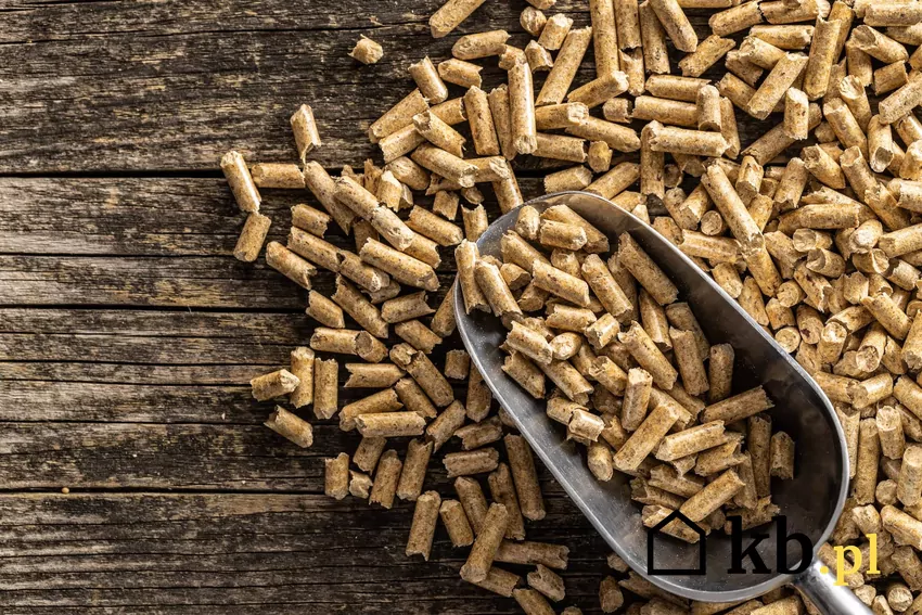 pellet drzewny, łyżka do nabierania pelletu